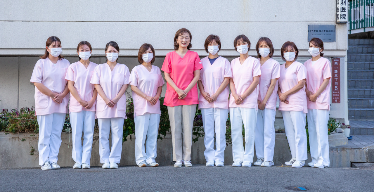 ますの歯科・矯正歯科+KIDS スタッフ集合写真